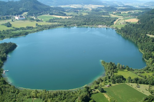 Der Längsee in Richtung Süden, mit Blick auf den Stift St. Georgen Der Längsee in Richtung Süden, mit Blick auf den Stift St. Georgen