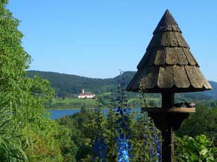 Von unserer Terasse aus überblicken Sie den Längsee.